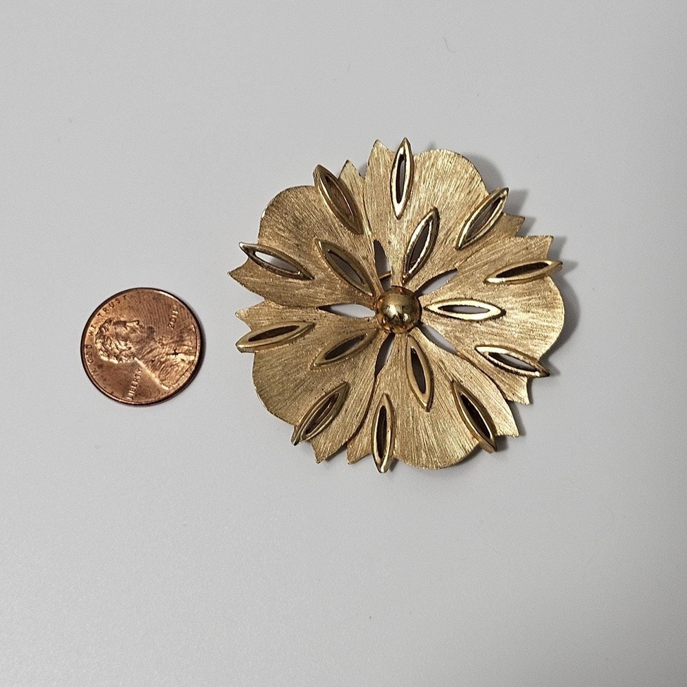 Crown Trifari Brooch Brushed Goldtone Flower Pin Floral - Picture 9 of 9